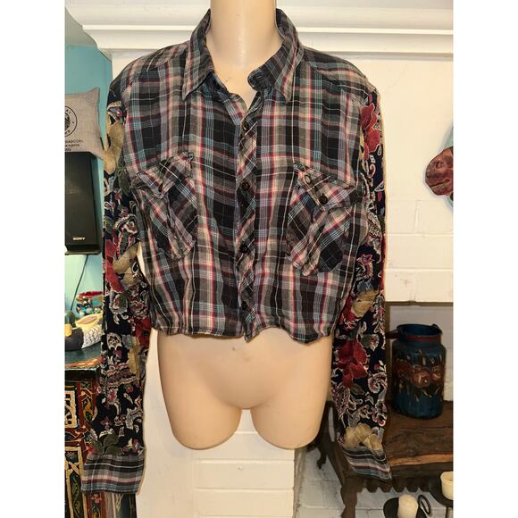 NWOT FURST OF A KIND VINTAGE PLAID CROP SHIRT FLORAL SLEEVES OSFA PATCHWORK - Picture 2 of 6